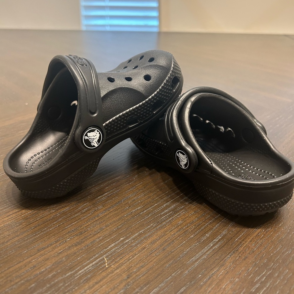 Black toddler crocs size 7